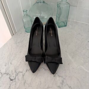 Ann Taylor NWT Heels with Bow Accent 🖤